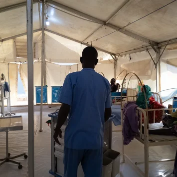 Las salas de malaria del hospital apoyado por MSF en Gummi, estado de Zamfara, se llenan rápidamente durante la temporada de lluvias, ya que los niños con malaria grave reciben tratamiento gratuito que les salva la vida.