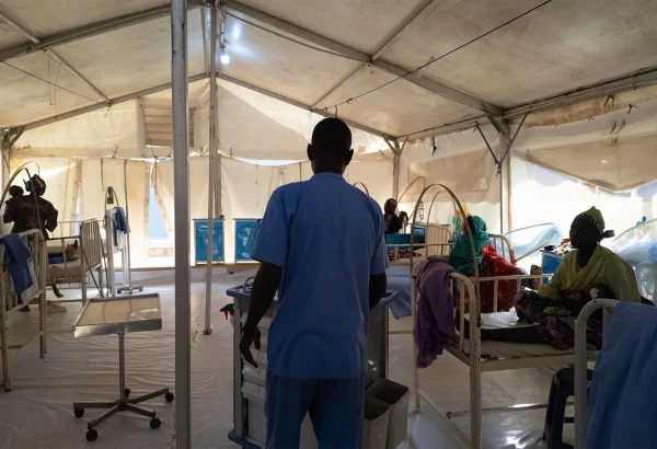 Las salas de malaria del hospital apoyado por MSF en Gummi, estado de Zamfara, se llenan rápidamente durante la temporada de lluvias, ya que los niños con malaria grave reciben tratamiento gratuito que les salva la vida.