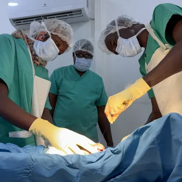 El Dr. Altayeb, cirujano ortopédico de MSF, realizó una cirugía de seguimiento a un paciente que perdió parte de su pierna tras recibir un disparo en El Fasher.