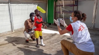 Anyar tiene 5 años y recibió tratamiento por mordedura de serpiente. Su felicidad motiva a otros a unirse también.