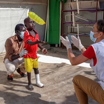 Anyar tiene 5 años y recibió tratamiento por mordedura de serpiente. Su felicidad motiva a otros a unirse también.