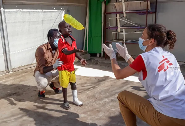 Anyar tiene 5 años y recibió tratamiento por mordedura de serpiente. Su felicidad motiva a otros a unirse también.