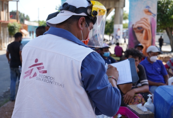 Un integrante de MSF brindando atención a un grupo de personas migrantes en Coatzacoalcos, México.