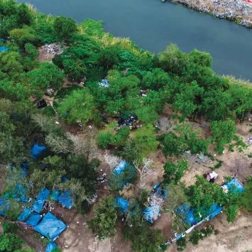 Vista aérea del campamento de personas migrantes a la orilla del Río Bravo que separa Matamoros, Tamaulipas, de Brownsville, Texas.