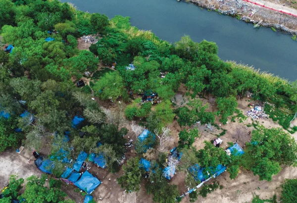 Vista aérea del campamento de personas migrantes a la orilla del Río Bravo que separa Matamoros, Tamaulipas, de Brownsville, Texas.
