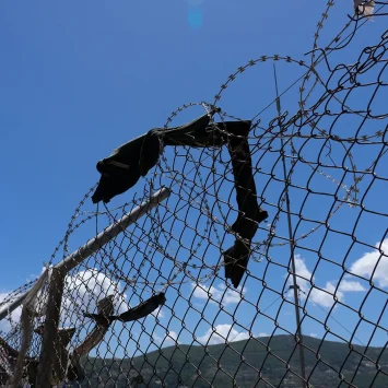 Valla que rodea el centro de recepción e identificación en Vathy, Samos. Mayo, 2021.