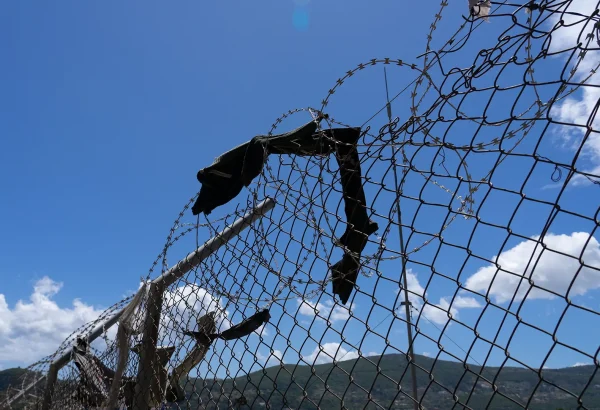 Valla que rodea el centro de recepción e identificación en Vathy, Samos. Mayo, 2021.
