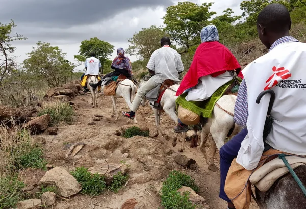 Un equipo de MSF, compuesto por auxiliares médicos, una enfermera, un responsable de enfermería y un coordinador de proyecto, viajó desde Koya a Dilli, en la región de Jebel Marra, Darfur Sur.