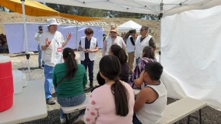 El equipo de MSF brindainformación sobre las consultas médicas en nuestra clínica en Chalco, Estado de México.