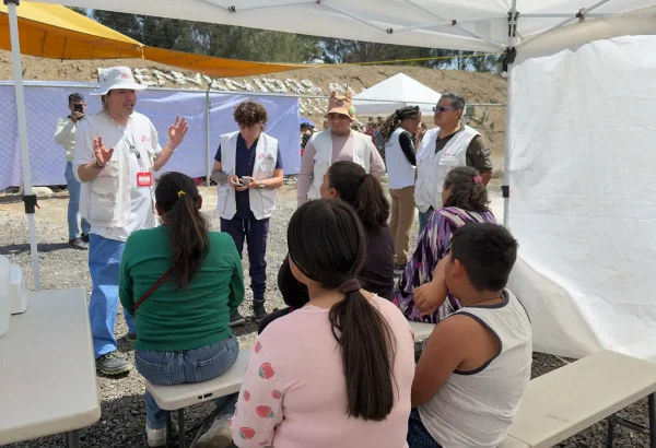 El equipo de MSF brindainformación sobre las consultas médicas en nuestra clínica en Chalco, Estado de México.