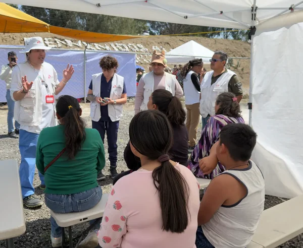 El equipo de MSF brindainformación sobre las consultas médicas en nuestra clínica en Chalco, Estado de México.