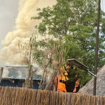 El hospital de MSF en Old Fangak, Sudán del Sur, en llamas.