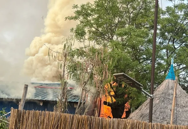 El hospital de MSF en Old Fangak, Sudán del Sur, en llamas.