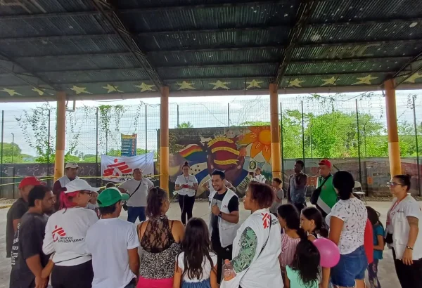 Equipo de Médicos Sin Fronteras durante una actividad com presonas migrantes