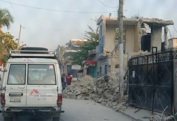 Un terremoto de magnitud 7.0 sacudió Puerto Príncipe, la capital de Haití, el 12 de enero de 2010. Se estima que más de 100,000 personas murieron, 200,000 resultaron heridas y un millón quedaron sin hogar.