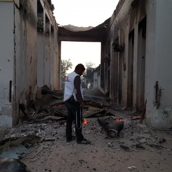 Un miembro del personal de MSF recorre las instalaciones del centro de traumatología de Kunduz el 3 de octubre, horas después de que sufriera graves daños a causa de los bombardeos del sábado 3 de octubre.