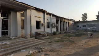 El exterior del Centro de Trauma de MSF en Kunduz, el 3 de octubre de 2015, horas después de que fuera alcanzado por un ataque aéreo sostenido que mató al menos a 22 empleados y pacientes y destruyó las instalaciones.