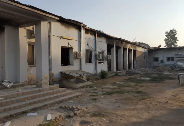 El exterior del Centro de Trauma de MSF en Kunduz, el 3 de octubre de 2015, horas después de que fuera alcanzado por un ataque aéreo sostenido que mató al menos a 22 empleados y pacientes y destruyó las instalaciones.