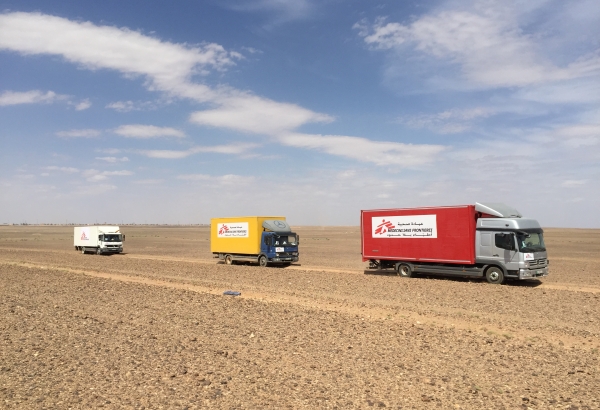 Una intervención móvil de MSF rumbo a la frontera entre Jordania y Siria, lo que es conocido como 'el Berm. MSF brindó asistencia médica a la población siria en Berm en mayo de 2016, antes del cierre de las fronteras. © Caitlin Chandler/MSF