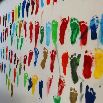 Las huellas de los bebés que han sido dados de alta después de recibir tratamiento en el hospital materno infantil Goyalmara de MSF en Cox's Bazar, en el sureste de Bangladesh. Julio de 2020.