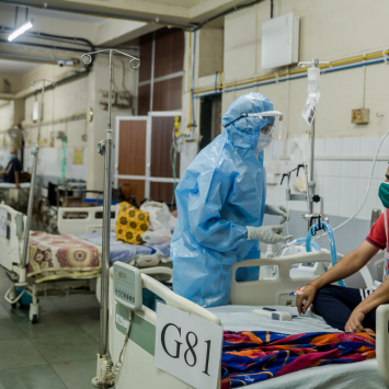 Doctor iilaya talking to patient pramod in the HFNC ward