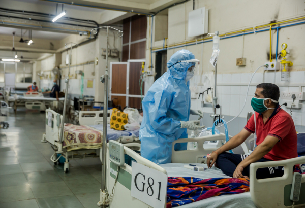 Doctor iilaya talking to patient pramod in the HFNC ward