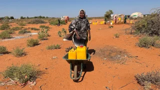 Sharifo Nur Osman, de 50 años, huyó de la violencia en Mogadiscio y de la sequía en su aldea. "Viajamos con otras familias", cuenta.