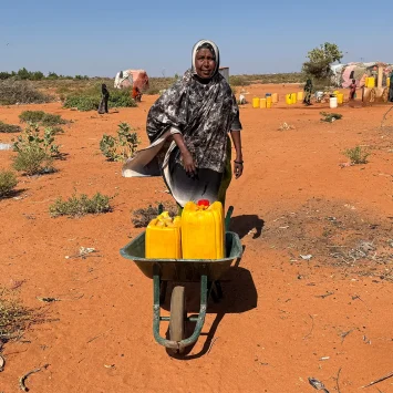 Sharifo Nur Osman, de 50 años, huyó de la violencia en Mogadiscio y de la sequía en su aldea. "Viajamos con otras familias", cuenta.