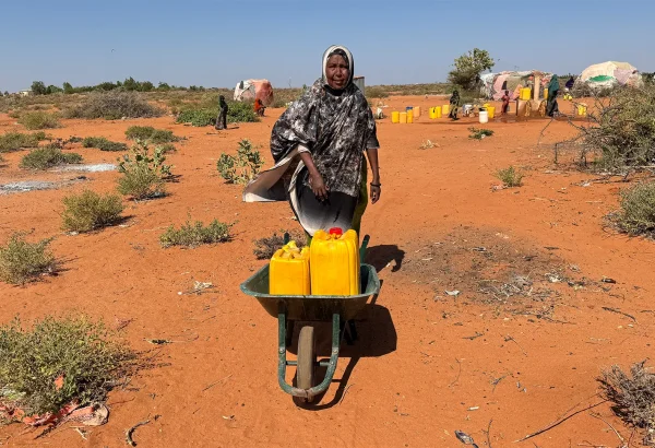 Sharifo Nur Osman, de 50 años, huyó de la violencia en Mogadiscio y de la sequía en su aldea. "Viajamos con otras familias", cuenta.