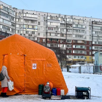 A medida que las temperaturas bajan hasta los -20 grados Celsius en Ucrania, las fuerzas rusas continúan bombardeando infraestructuras energéticas, dejando a millones con limitaciones extremas en electricidad, calefacción y agua corriente.