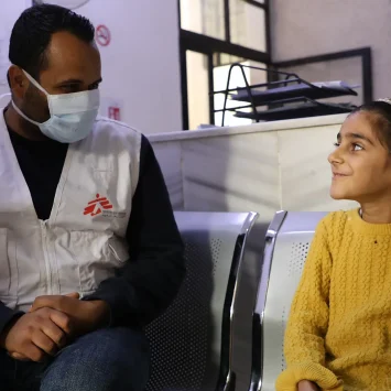 Un promotor de salud de MSF habla con Rawan Jamaluddin después del análisis de sangre en el centro de salud de Darayya, apoyado por MSF, en la zona rural de Damasco.