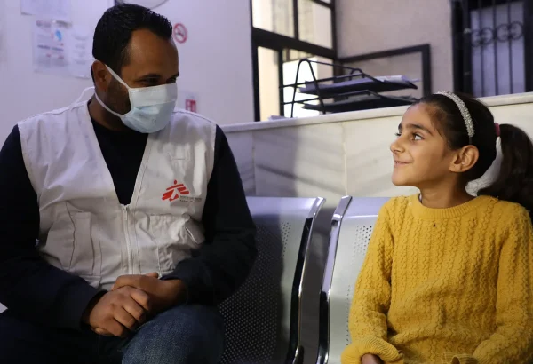 Un promotor de salud de MSF habla con Rawan Jamaluddin después del análisis de sangre en el centro de salud de Darayya, apoyado por MSF, en la zona rural de Damasco.