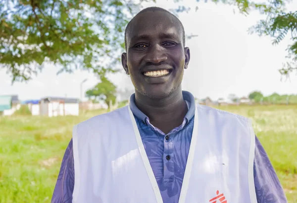Foto de perfil de nuestro colega sursudanés desde 2019, Noon Makor Arop, quien fue mordido por una serpiente. Tras recibir tratamiento, ha trabajado activamente como Supervisor de Promoción de la Salud y Participación Comunitaria en Abyei.