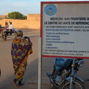 En el norte de Mali, MSF trabaja en el hospital de Niafunké desde 2021 para facilitar el acceso a la atención médica a niños,niñas y poblaciones afectadas por la crisis de seguridad.