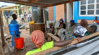 Sesión para sensibilizar a los pacientes sobre las buenas prácticas de higiene para prevenir el cólera, en el centro de tratamiento del cólera del Hospital General Sangé, en la provincia de Kivu Sur, RDC.