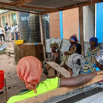 Sesión para sensibilizar a los pacientes sobre las buenas prácticas de higiene para prevenir el cólera, en el centro de tratamiento del cólera del Hospital General Sangé, en la provincia de Kivu Sur, RDC.