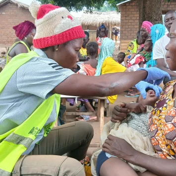 Campaña de vacunación para prevenir el sarampión y la meningitis, junto con otros antígenos, durante una intervención de EURECA en Kabo, República Centroafricana.