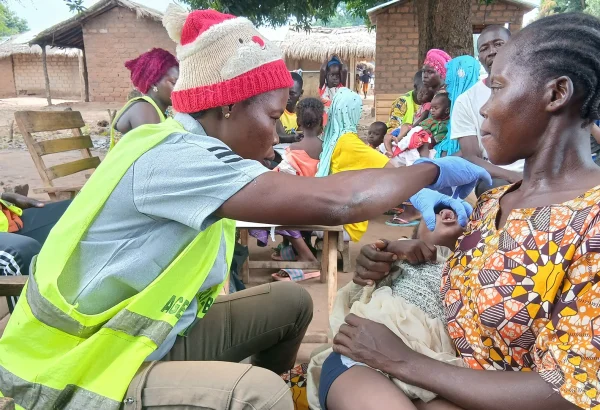Campaña de vacunación para prevenir el sarampión y la meningitis, junto con otros antígenos, durante una intervención de EURECA en Kabo, República Centroafricana.