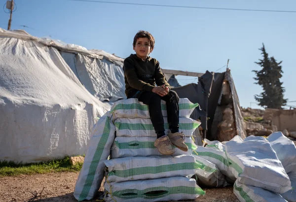 Shadhan, de 6 años, vive con sus padres y cinco hermanos en el campo de Hayat Karima, en la zona de Harem. Conoce el hogar de su familia solo por fotos.
