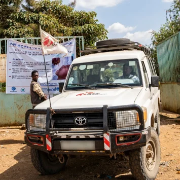 Vehículo de la MSF saliendo del Hospital Principal de Bachuma, apoyado. © Paula Casado Aguirregabiria/MSF
