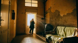 Yuliia Murashkina ocupa dos habitaciones con su familia en un albergue en Dnipro, que antiguamente era un instituto científico. Ucrania, febrero de 2026.