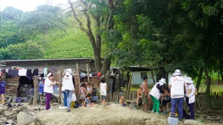 Familias enteras recibiendo vacunación Una familia se involucró para completar el esquema de vacunación de sus hijos, también participaron adultos.