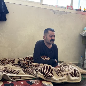Younis Mouhammad, hombre de 52 años de Afrin, en un centro colectivo en Qamishli. Younis es diabético y perdió ambas piernas debido a complicaciones derivadas de la diabetes.