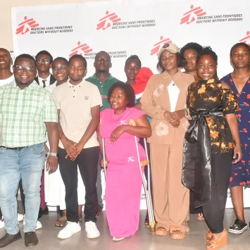 Miembros del Comité Asesor de Adolescentes con personal de MSF en Mbare, Zimbabue.