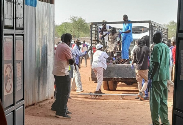 Apoyamos al hospital del Ministerio de Salud en la localidad de Abyei, que hasta ahora ha recibido a 80 pacientes con heridas de bala.