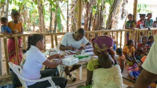 madres realizan visitas semanales a los centros de salud de MSF con sus hijos para recibir atención contra la desnutrición, asegurando un seguimiento y tratamiento continuos durante toda su recuperación.