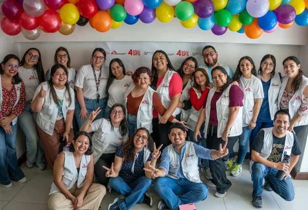 El equipo de MSF en San Pedro Sula durante la celebración del cuarto aniversario de la clínica, donde se invitó a los pacientes y sus familias a unirse a las festividades.