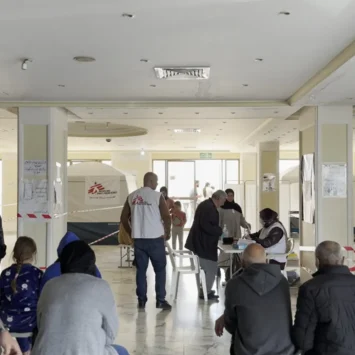 En menos de dos semanas, más de 800,000 personas se han visto obligadas a huir de sus hogares y ciudades en Líbano debido a los incesantes bombardeos israelíes y las órdenes de evacuación generalizadas que afectan a todos por igual.