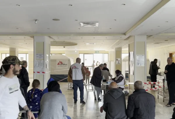 En menos de dos semanas, más de 800,000 personas se han visto obligadas a huir de sus hogares y ciudades en Líbano debido a los incesantes bombardeos israelíes y las órdenes de evacuación generalizadas que afectan a todos por igual.