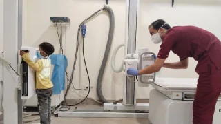 Durante una revisión médica, un técnico de MSF realiza una radiografía a un niño en la clínica de tuberculosis de MSF en el centro de salud rural de Baldia, Karachi, Pakistán, febrero de 2026.